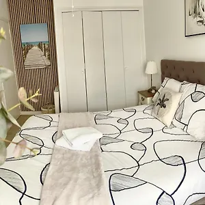 Appartement Elegance Et Romantisme Au Coeur De La Situee Sur La Place De Lices - Le Port, Vannes